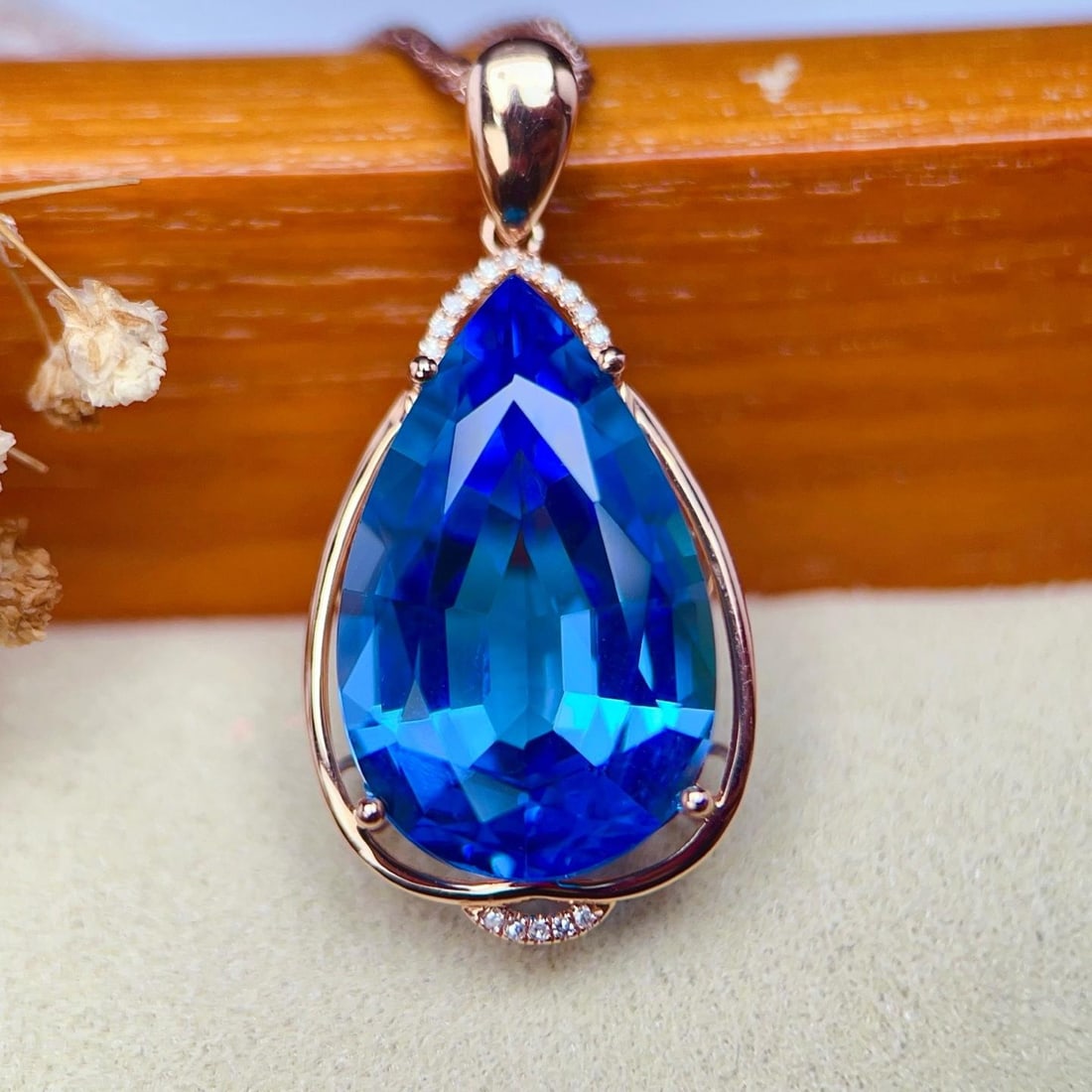 14k Gold 19.85 Ctw Natural Topaz & Diamond Pendant( Without Chain ): Ref:231184285 // gold content:14k gold // main gemstone:topaz // shape:pear // carat weight:19. 8ct // color:blue // treatment:natural // // adjacent gemstone 2 : diamond // number of stones:16 //