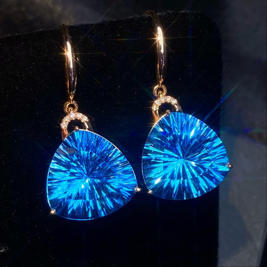 14k Gold 14.15 Ct Natural Topaz & Diamond Earrings: Ref:231184287 // gold content:14k gold // main gemstone:topaz // shape:triangle // carat weight:14. 15ct // color:blue // treatment:natural // // adjacent gemstone 2 : diamond // shape:round // clarit