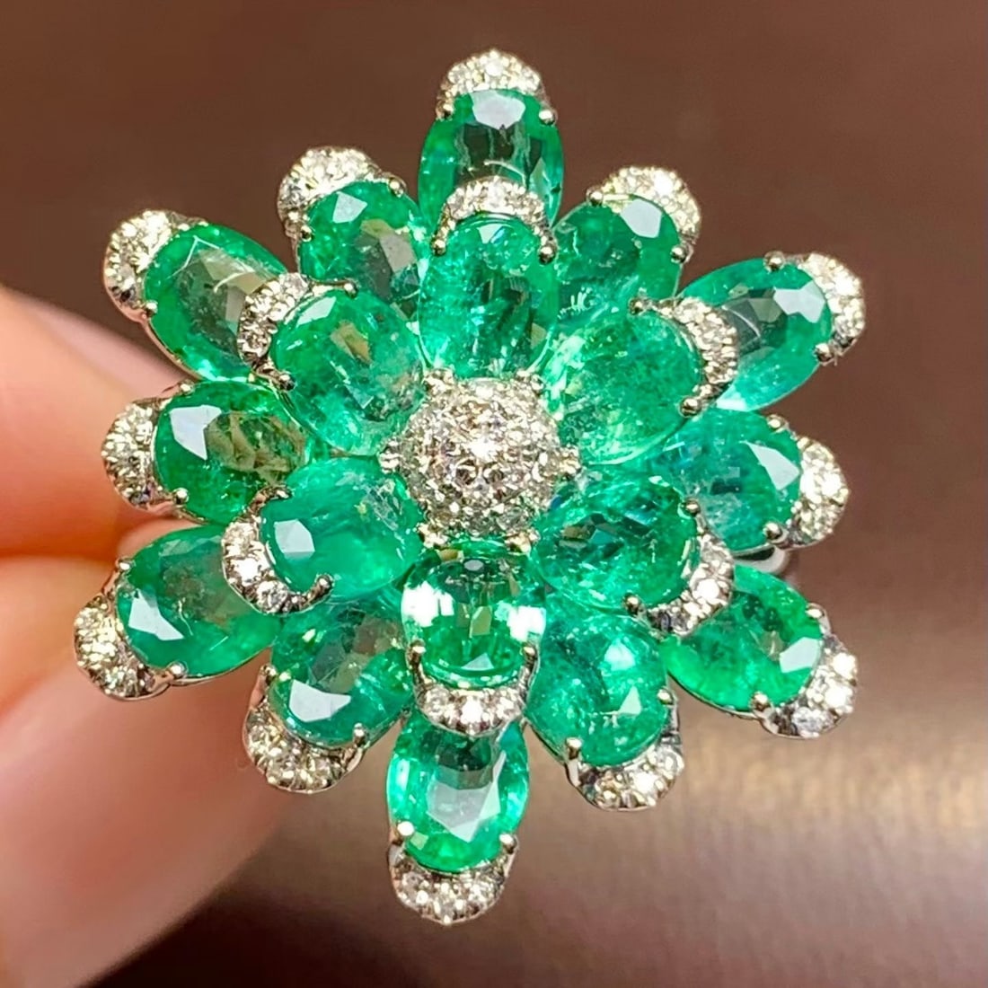 14k Gold 4.2 Ct Natural Emerald & Diamond Ring - 2