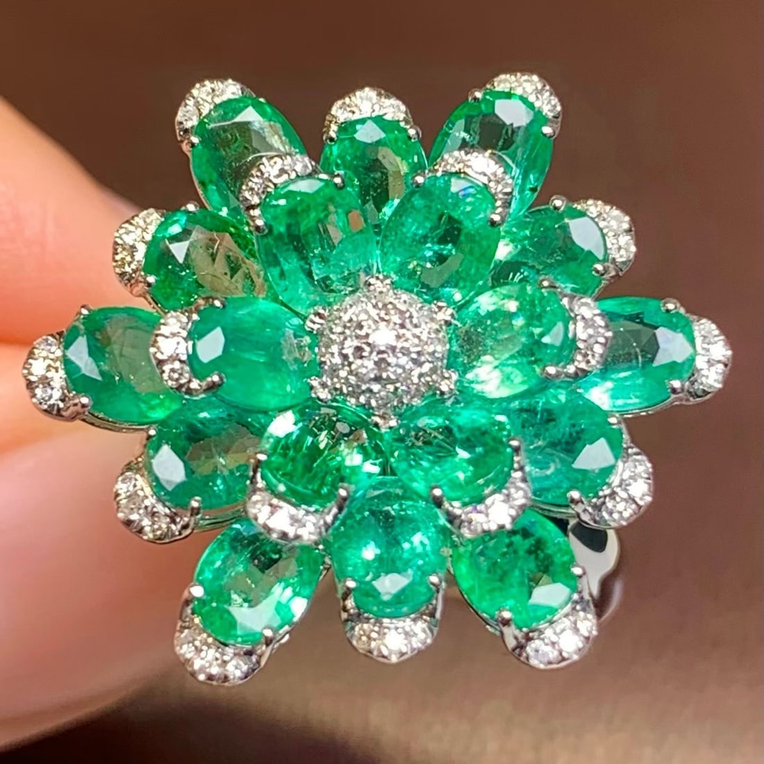 14k Gold 4.2 Ct Natural Emerald & Diamond Ring - 3