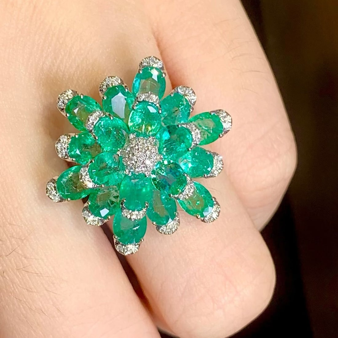 14k Gold 4.2 Ct Natural Emerald & Diamond Ring - 5