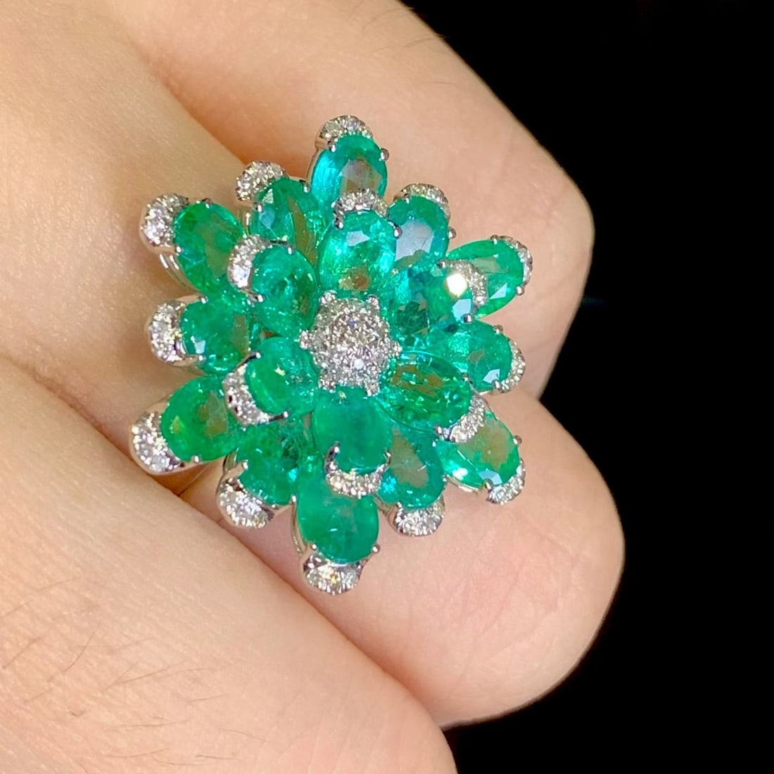 14k Gold 4.2 Ct Natural Emerald & Diamond Ring - 6