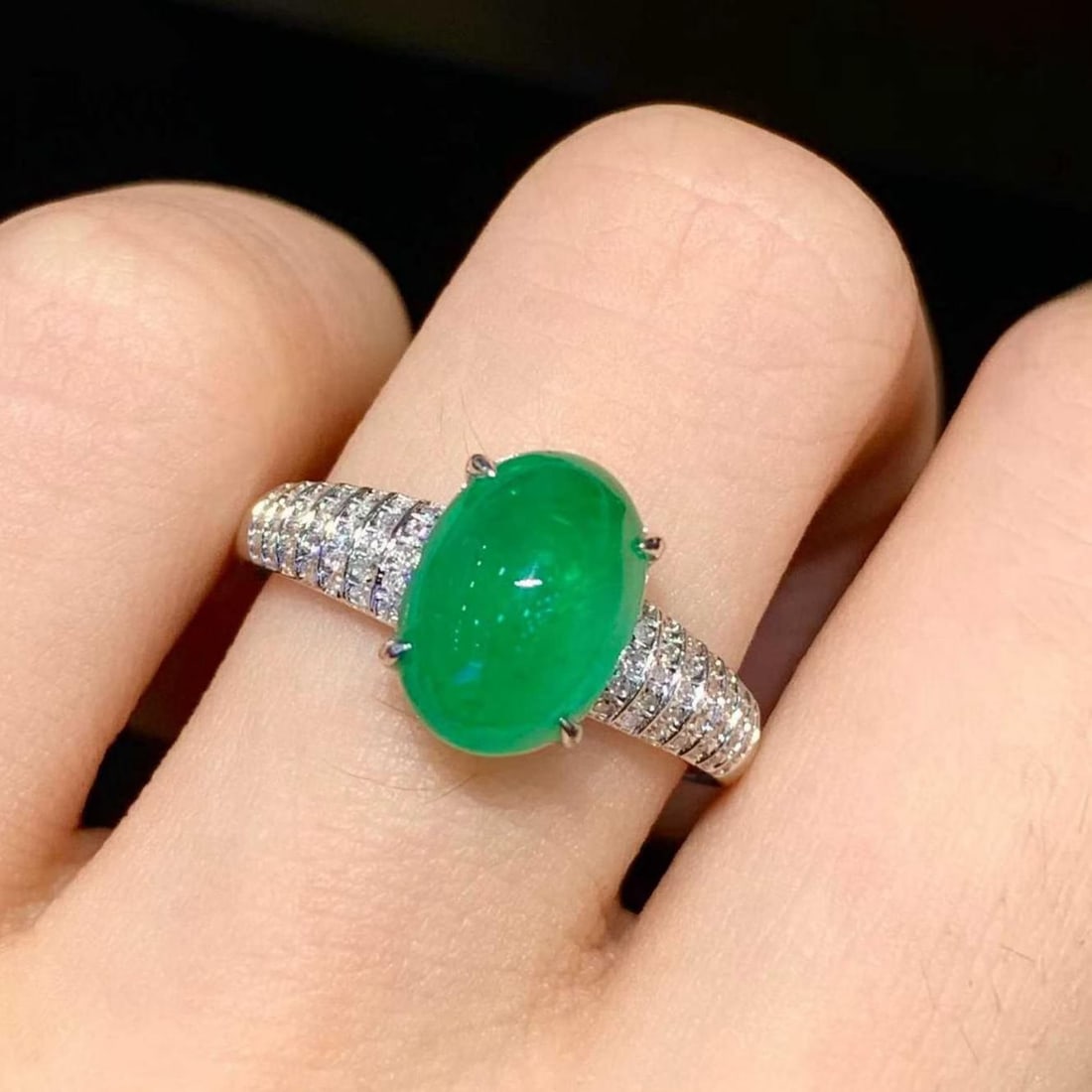 14k Gold 2.3 Ct Natural Emerald & Diamond Ring: Ref:231184314 // gold content:14k gold // ring size:7. 25us // // main gemstone:emerald // shape:oval // carat weight:2. 3ct // color:green // treatment:natural // // adjacent gemstone 2 : diamond //