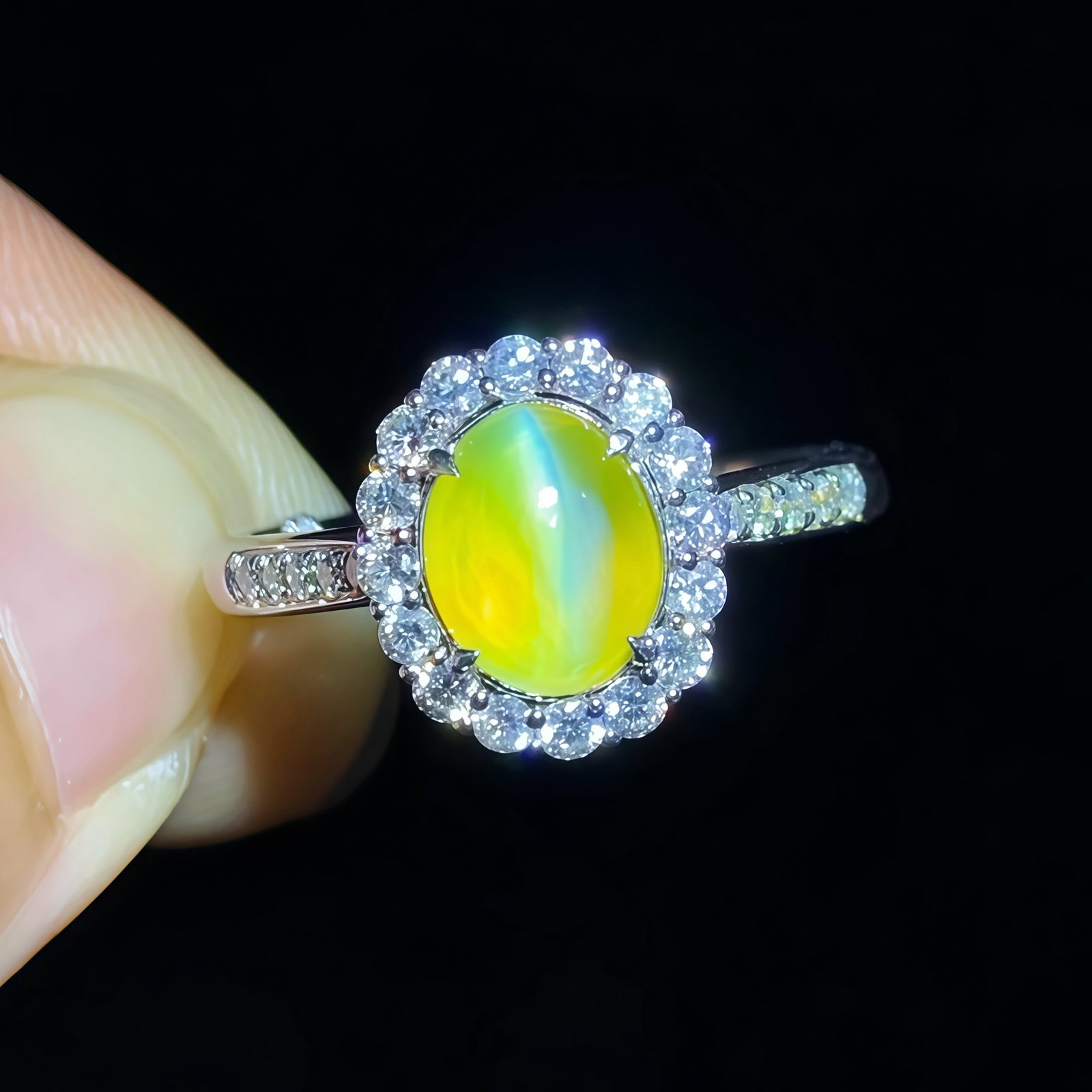14k Gold 2.47 Ctw Natural Cat's?Eye Chrysoberyl & Diamond Ring: Ref:231184338 // gold content:14k gold // ring size:7. 25us // // main gemstone:cat's? Eye chrysoberyl // shape:oval // carat weight:2. 05ct // color:yellow // treatment:natural // // adjacent gemston