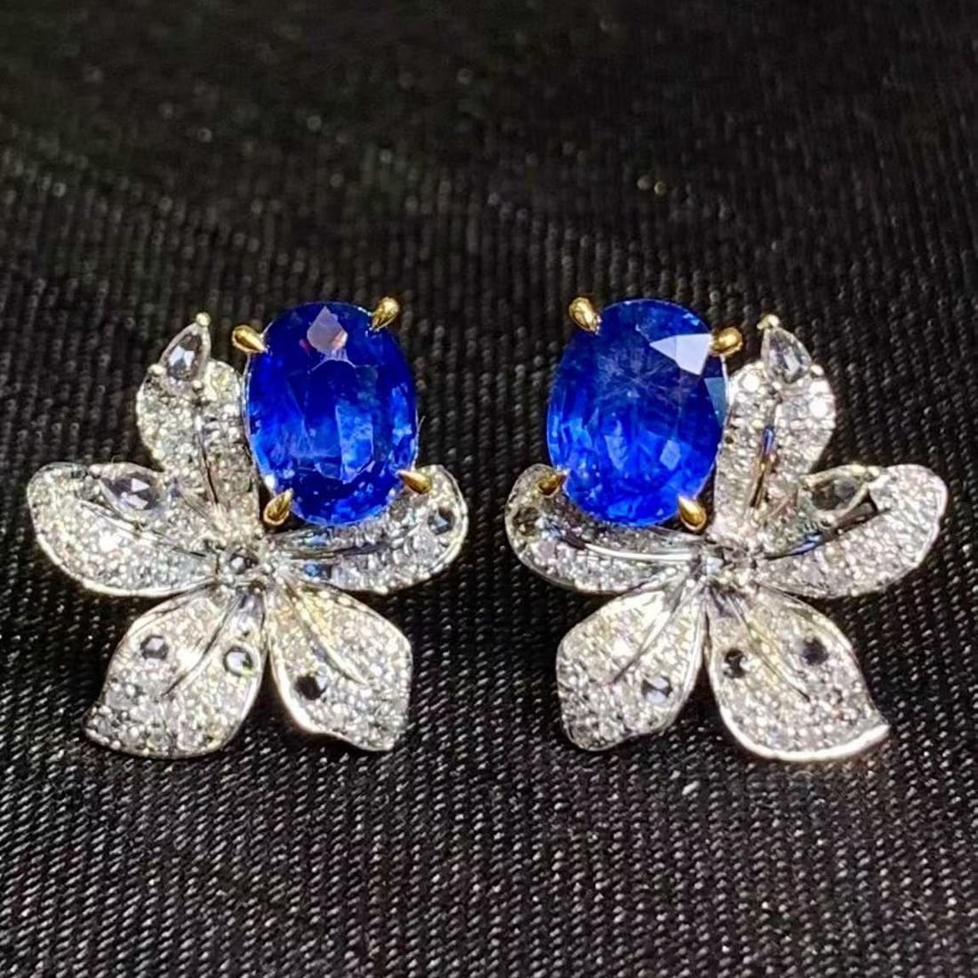 14k Gold 2.5 Ct Natural Sapphire & Diamond & Sapphire Earrings: Ref:231184355 // gold content:14k gold // main gemstone:sapphire // shape:oval // carat weight:2. 5ct // color:blue // treatment:natural // // adjacent gemstone 2 : diamond // shape:round // clarity
