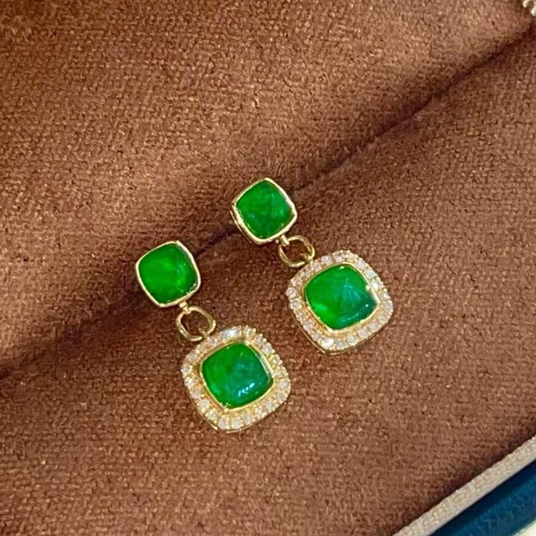 14k Gold 1.6 Ct Vivid Green Natural Emerald & Diamond Earrings: Ref:231184360 // gold content:14k gold // main gemstone:emerald // shape:sugar-loaf // carat weight:1. 6ct // color:vivid green // treatment:natural // // adjacent gemstone 2 : diamond // shape:round