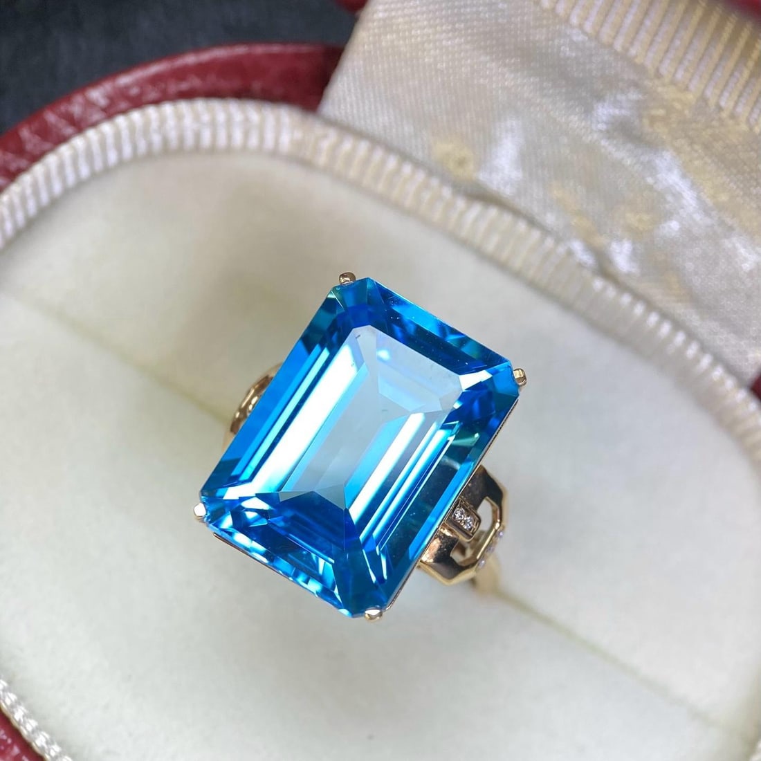 14k Gold 18.25 Ct Natural Topaz & Diamond Ring: Ref:231184430 // gold content:14k gold // ring size:7. 25us // // main gemstone:topaz // shape:octagonal // carat weight:18. 25ct // color:blue // treatment:natural // // adjacent gemstone 2 :