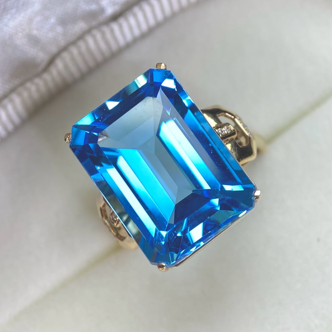 14k Gold 18.25 Ct Natural Topaz & Diamond Ring - 3