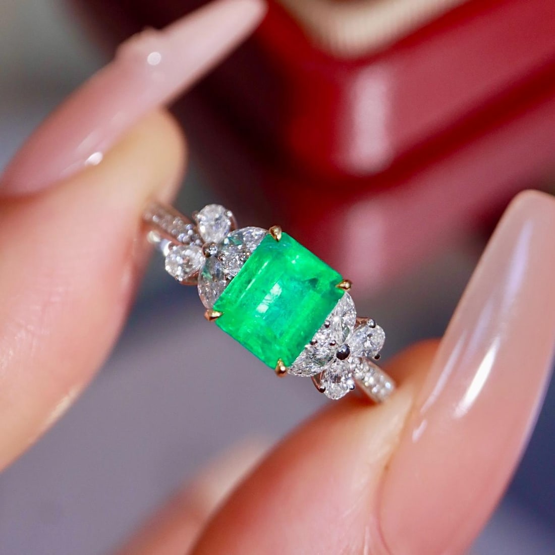 14k Gold 1.22 Ctw Natural Emerald & Diamond Ring: Ref:231184450 // gold content:14k gold // ring size:7. 25us // // main gemstone:emerald // shape:octagonal // carat weight:0. 85ct // color:green // treatment:natural // // adjacent gemstone 2 : diamo