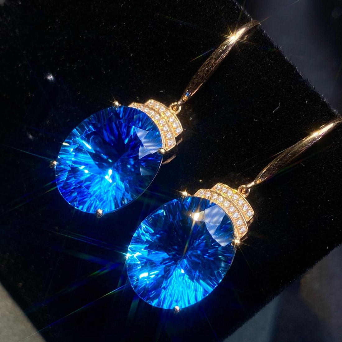 14k Gold 21.81 Ct Natural Topaz & Diamond Earrings: Ref:231185008 // gold content:14k gold // main gemstone:topaz // shape:oval // carat weight:21. 81ct // color:blue // treatment:natural // // adjacent gemstone 2 : diamond // number of stones:32 //