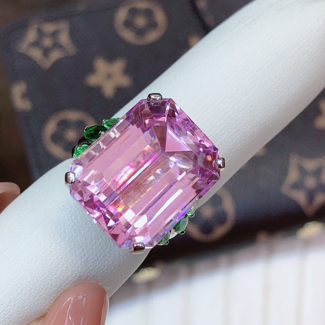 14k Gold 28.33 Ctw Natural Kunzite & Tsavorite Ring: Ref:231185011 // gold content:14k gold // ring size:7. 25us // // main gemstone:kunzite // shape:octagonal // carat weight:27. 28ct // color:pinkish purple // treatment:natural // // adjacent