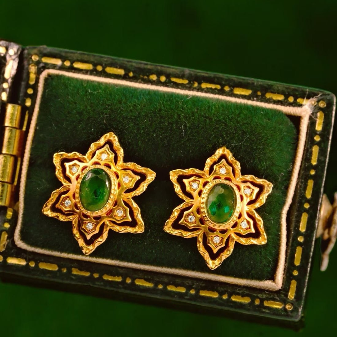 14k Gold 0.38 Ct Natural Emerald & Diamond Earrings: Ref:231185033 // gold content:14k gold // main gemstone:emerald // number of stones:2 // shape:oval // carat weight:0. 38ct // color:green // treatment:natural // // adjacent gemstone 2 : diamond //