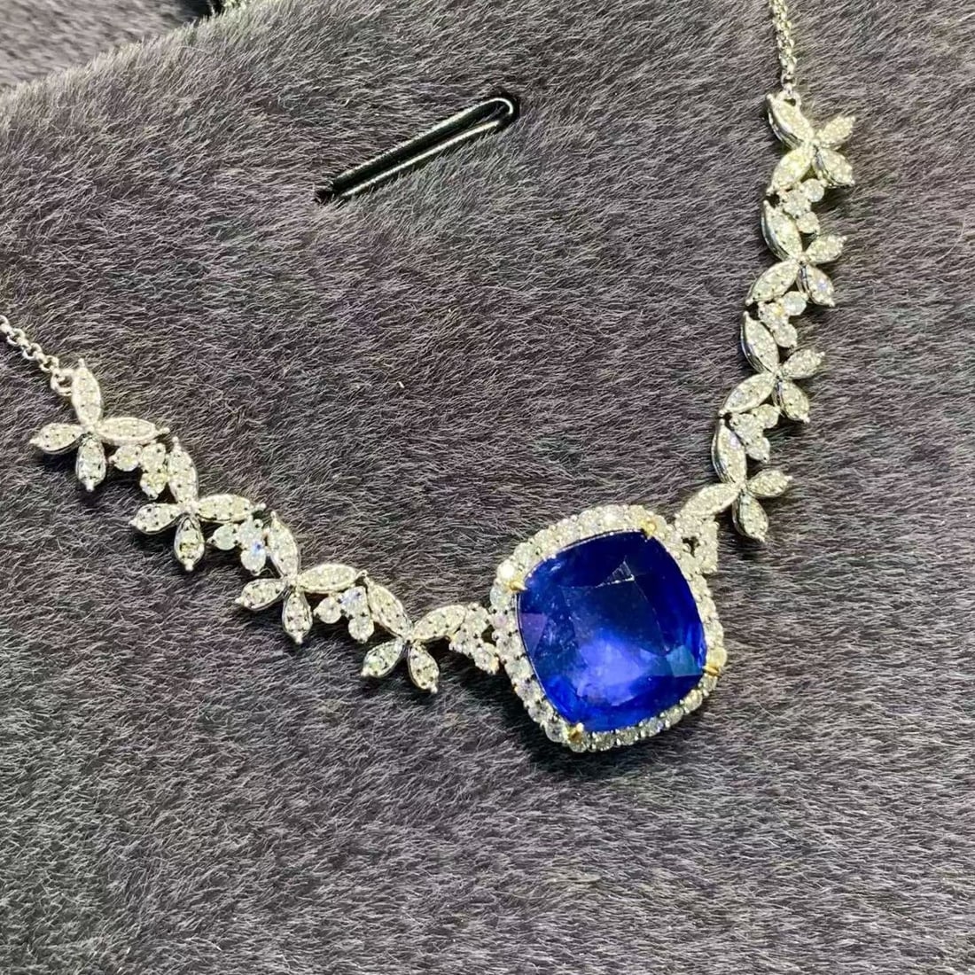 14k Gold 6.01 Ct Natural Sapphire & Diamond Necklace - 4