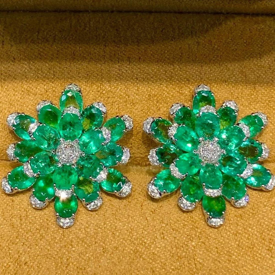 14k Gold 7.5 Ct Natural Emerald & Diamond Earrings: Ref:231185050 // gold content:14k gold // main gemstone:emerald // shape:oval // carat weight:7. 5ct // color:green // treatment:natural // // adjacent gemstone 2 : diamond // shape:round // clarity