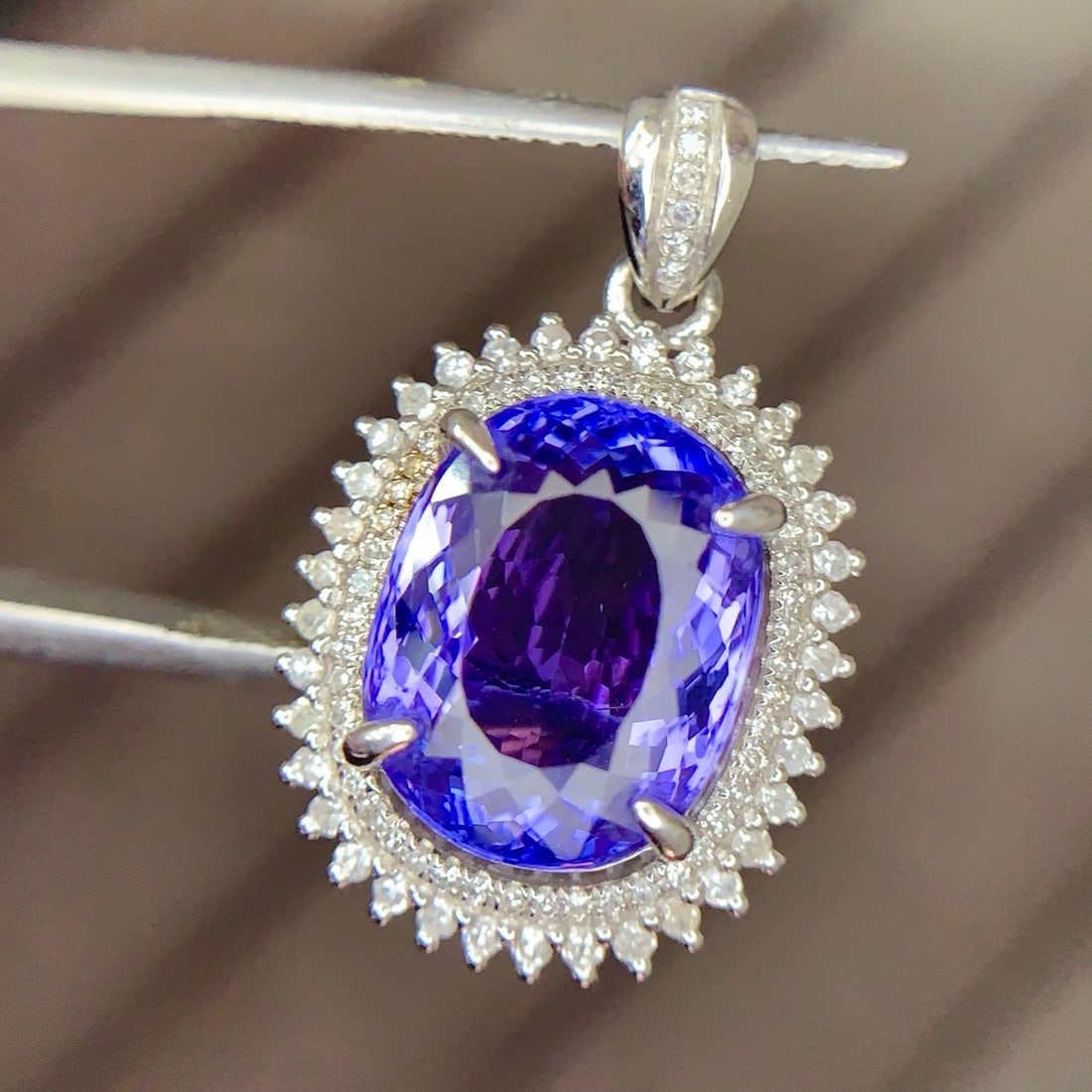 14k Gold 7.5 Ct Natural Tanzanite & Diamond Pendant( Without Chain ): Ref:231185062 // gold content:14k gold // main gemstone:tanzanite // shape:oval // carat weight:7. 5ct // color:blue // treatment:natural // // adjacent gemstone 2 : diamond // shape:round // clarity