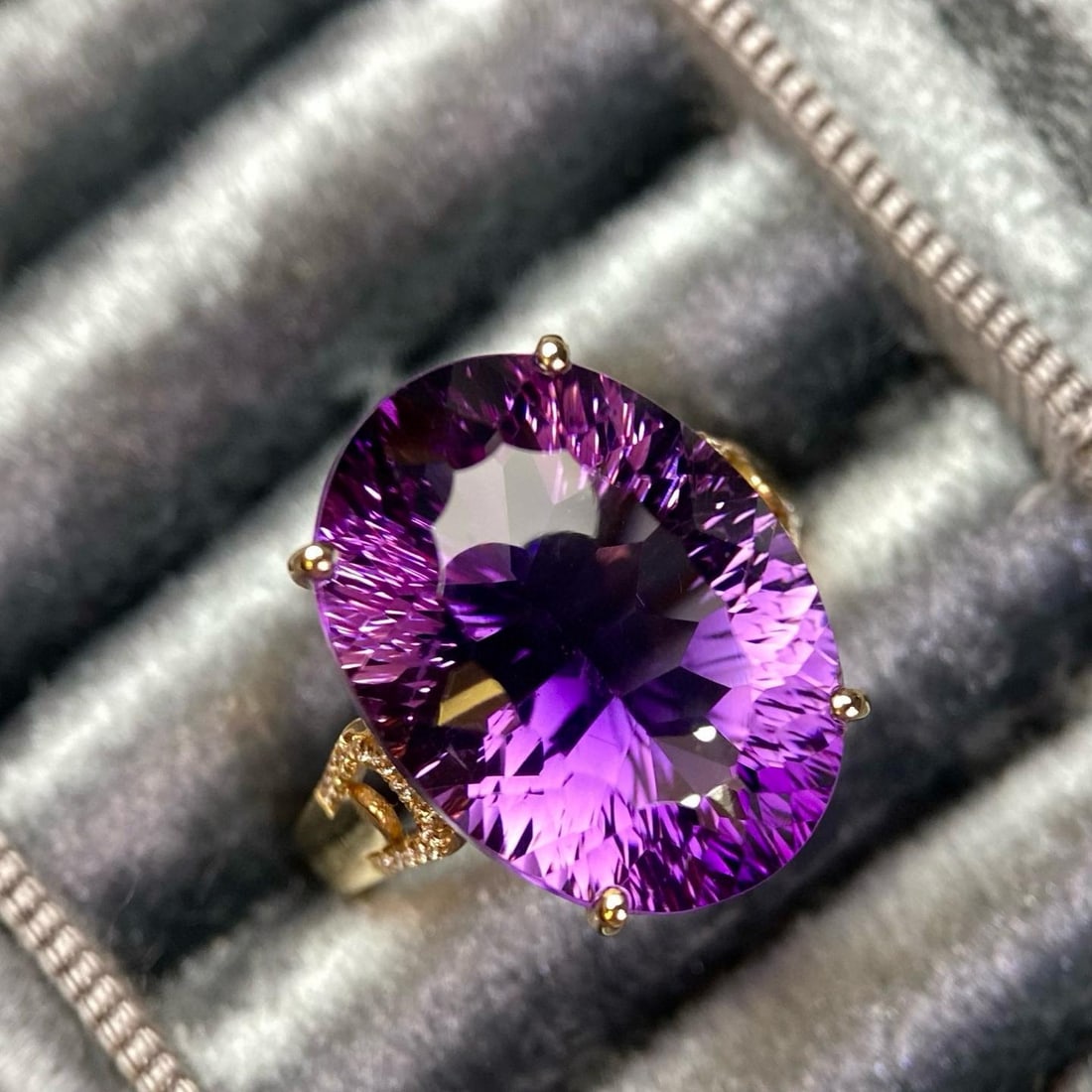14k Gold 13.7 Ct Natural Amethyst & Diamond Ring: Ref:231185071 // gold content:14k gold // ring size:7. 25us // // main gemstone:amethyst // shape:oval // carat weight:13. 7ct // color:purple // treatment:natural // // adjacent gemstone 2 : diamond 