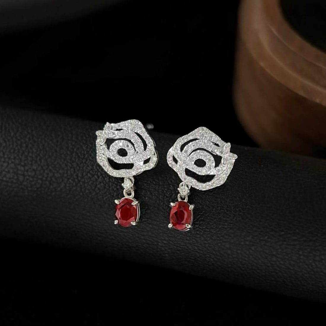 14k Gold 0.50 Ct Natural Ruby & Diamond Earrings: Ref:231185083 // gold content:14k gold // main gemstone:ruby // number of stones:2 // shape:oval // carat weight:0. 50ct // color:red // treatment:natural // // adjacent gemstone 2 : diamond //