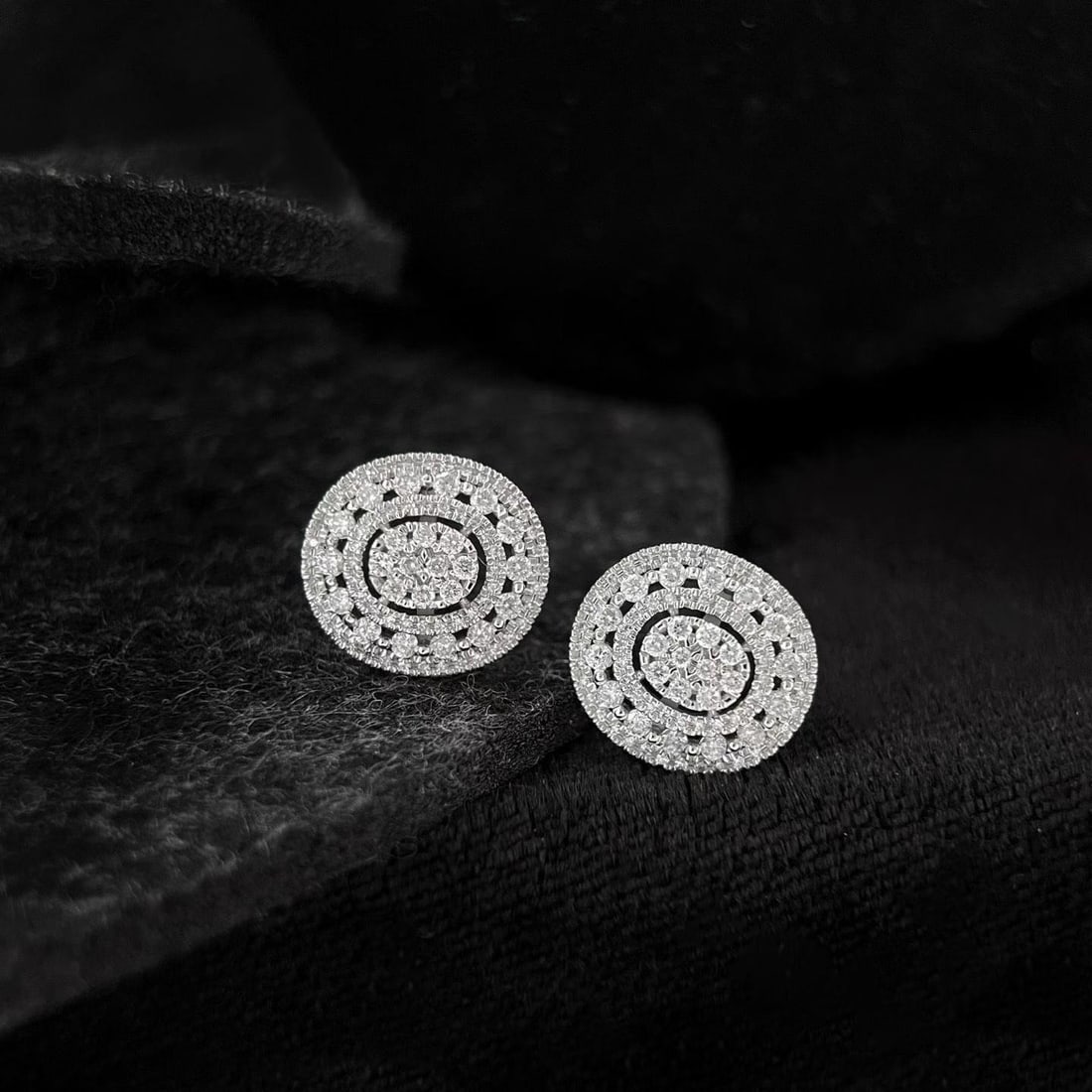 14k Gold 1.00 Ct Natural H Diamond Earrings: Ref:231185084 // gold content:14k gold // main gemstone:diamond // shape:round // carat weight:1. 00ct // clarity grade:vs-si // color:h // treatment:natural // cut grade:g // Condition: New Low Estim