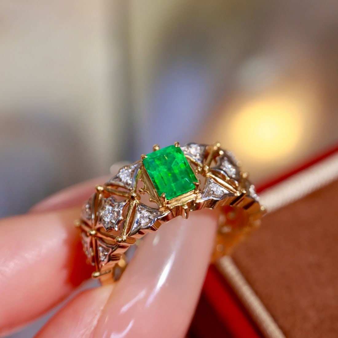 14k Gold 0.83 Ctw Vivid Green Natural Emerald & Diamond Ring - 2