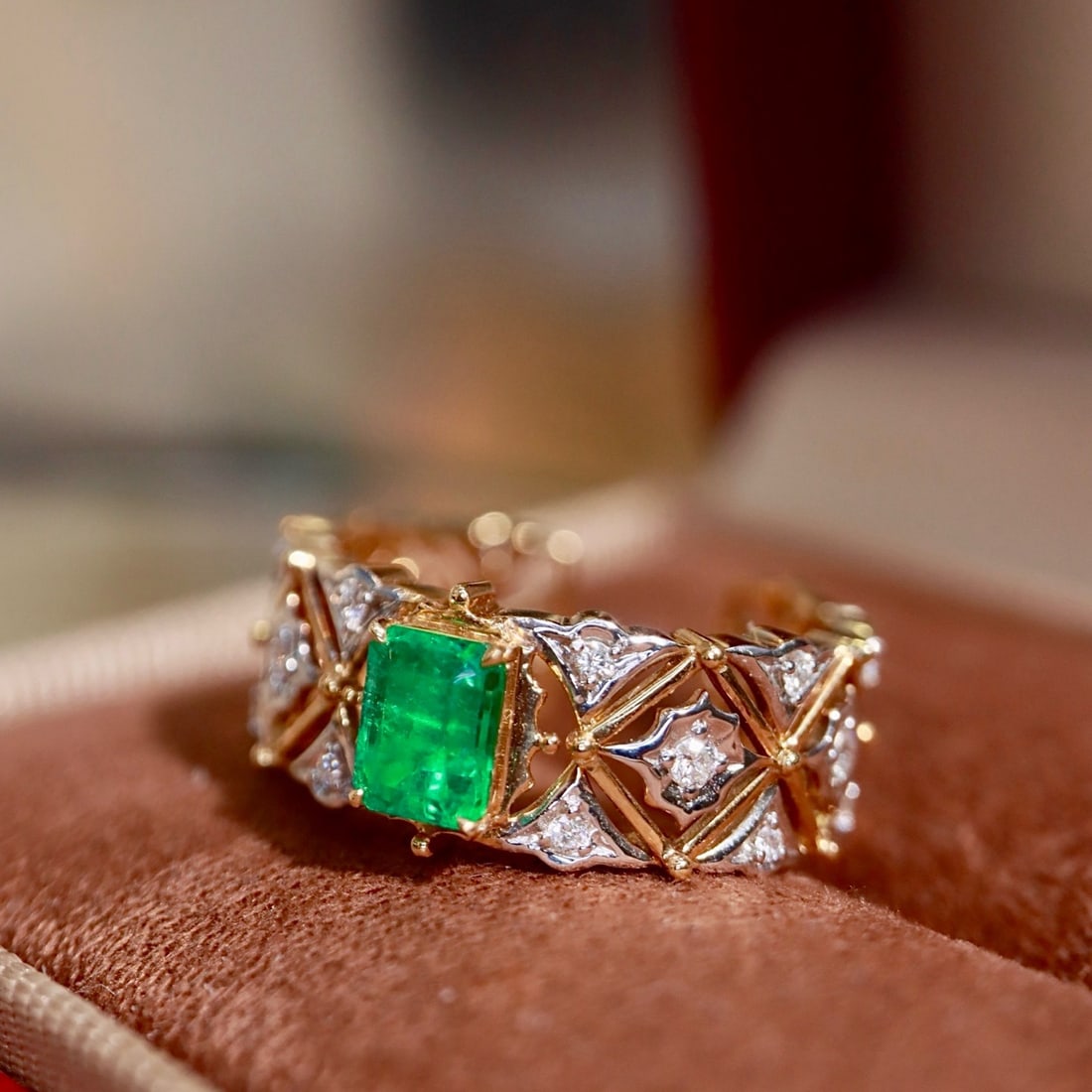 14k Gold 0.83 Ctw Vivid Green Natural Emerald & Diamond Ring - 3