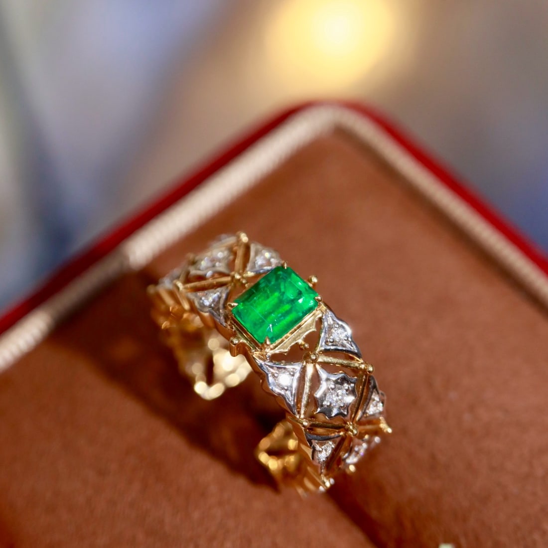 14k Gold 0.83 Ctw Vivid Green Natural Emerald & Diamond Ring - 6