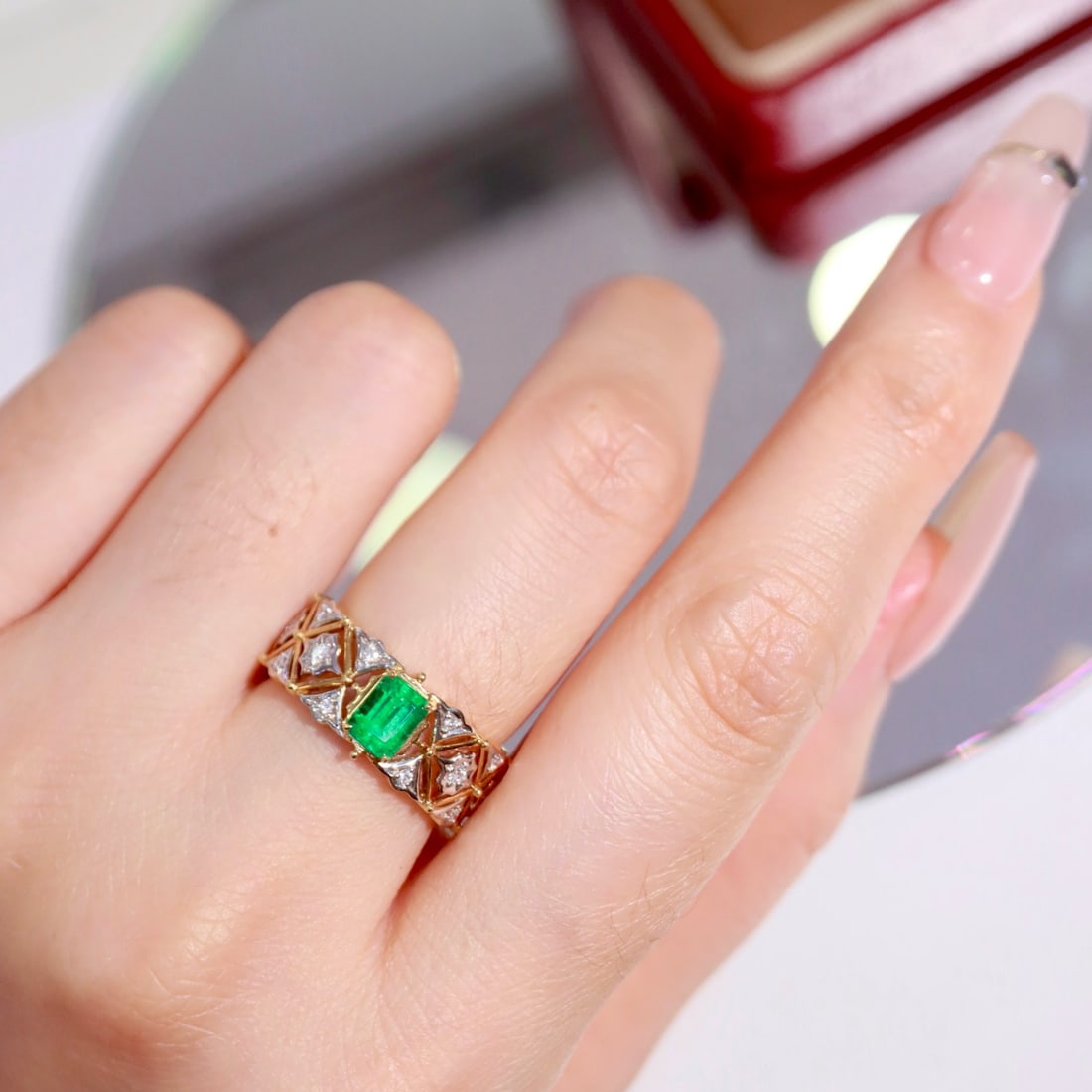 14k Gold 0.83 Ctw Vivid Green Natural Emerald & Diamond Ring - 8