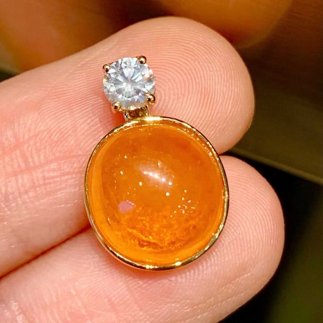 14k Gold 8.30 Ctw Natural Spessartine & Diamond Pendant( Without Chain ): Ref:231185120 // gold content:14k gold // main gemstone:spessartine // shape:oval // carat weight:8. 00ct // color:orange // treatment:natural // // adjacent gemstone 2 : diamond // shape:round //