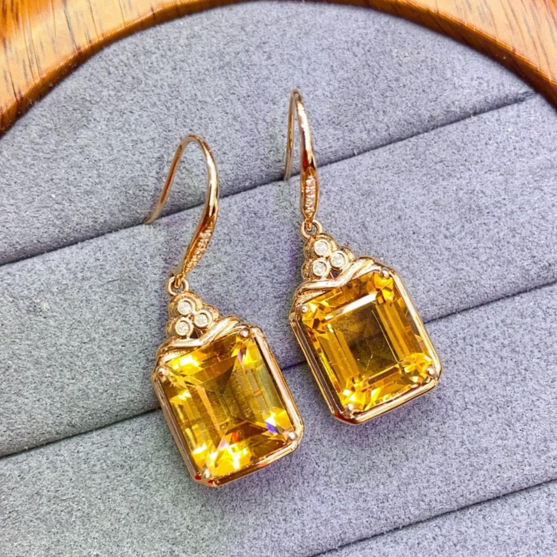 14k Gold 9.2 Ct Natural Citrine & Diamond Earrings: Ref:231185122 // gold content:14k gold // main gemstone:citrine // number of stones:2 // shape:octagonal // carat weight:9. 2ct // color:yellow // treatment:natural // // adjacent gemstone 2 :