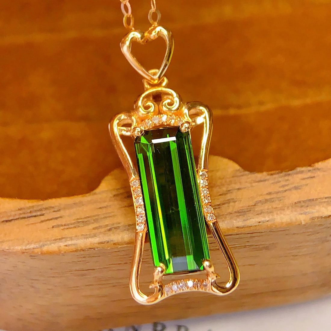 14k Gold 3 Ct Natural Tourmaline & Diamond Pendant( Without Chain ): Ref:231185165 // gold content:14k gold // main gemstone:tourmaline // shape:octagonal // carat weight:3ct // color:green // treatment:natural // // adjacent gemstone 2 : diamond // number of