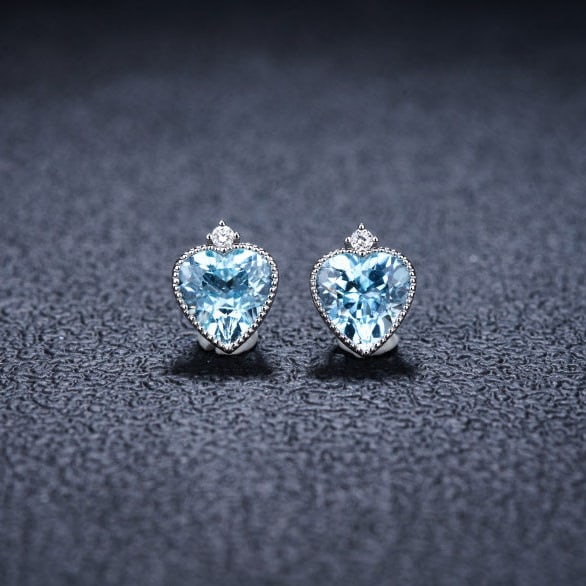 14k Gold 2.51 Ct Natural Aquamarine & Diamond Earrings: Ref:231185167 // gold content:14k gold // main gemstone:aquamarine // shape:heart // carat weight:2. 51ct // color:blue // treatment:natural // // adjacent gemstone 2 : diamond // shape:round //