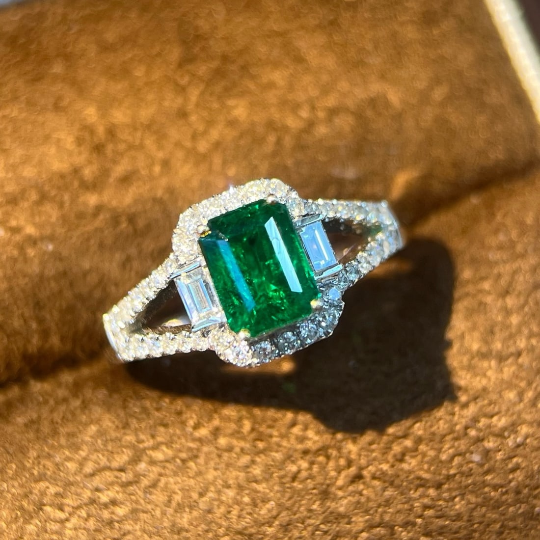 14k Gold 1.39 Ctw Vivid Green Natural Emerald & Diamond Ring: Ref:231185205 // gold content:14k gold // ring size:7. 25us // // main gemstone:emerald // shape:octagonal // carat weight:1. 0ct // color:vivid green // treatment:natural // // adjacent gemstone 2 : 