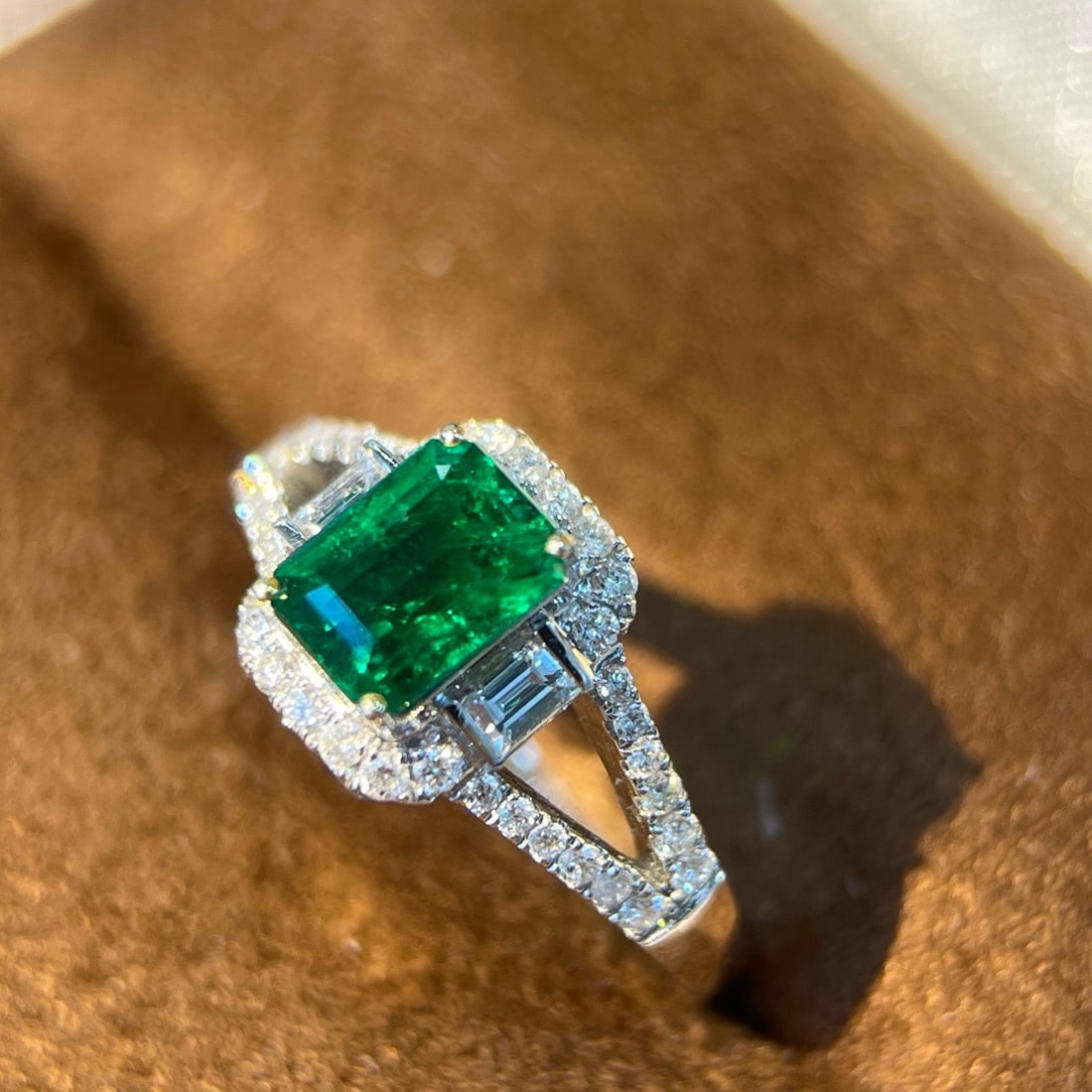 14k Gold 1.39 Ctw Vivid Green Natural Emerald & Diamond Ring - 4