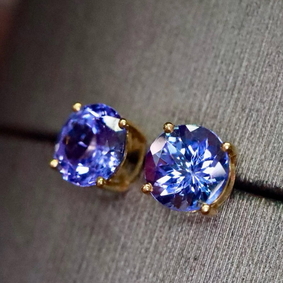 14k Gold 1.50 Ct Natural Tanzanite Earrings: Ref:231185216 // gold content:14k gold // main gemstone:tanzanite // shape:round // carat weight:1. 50ct // color:blue // treatment:natural // cut grade:g // Condition: New Low Estimate: 1500.00 High