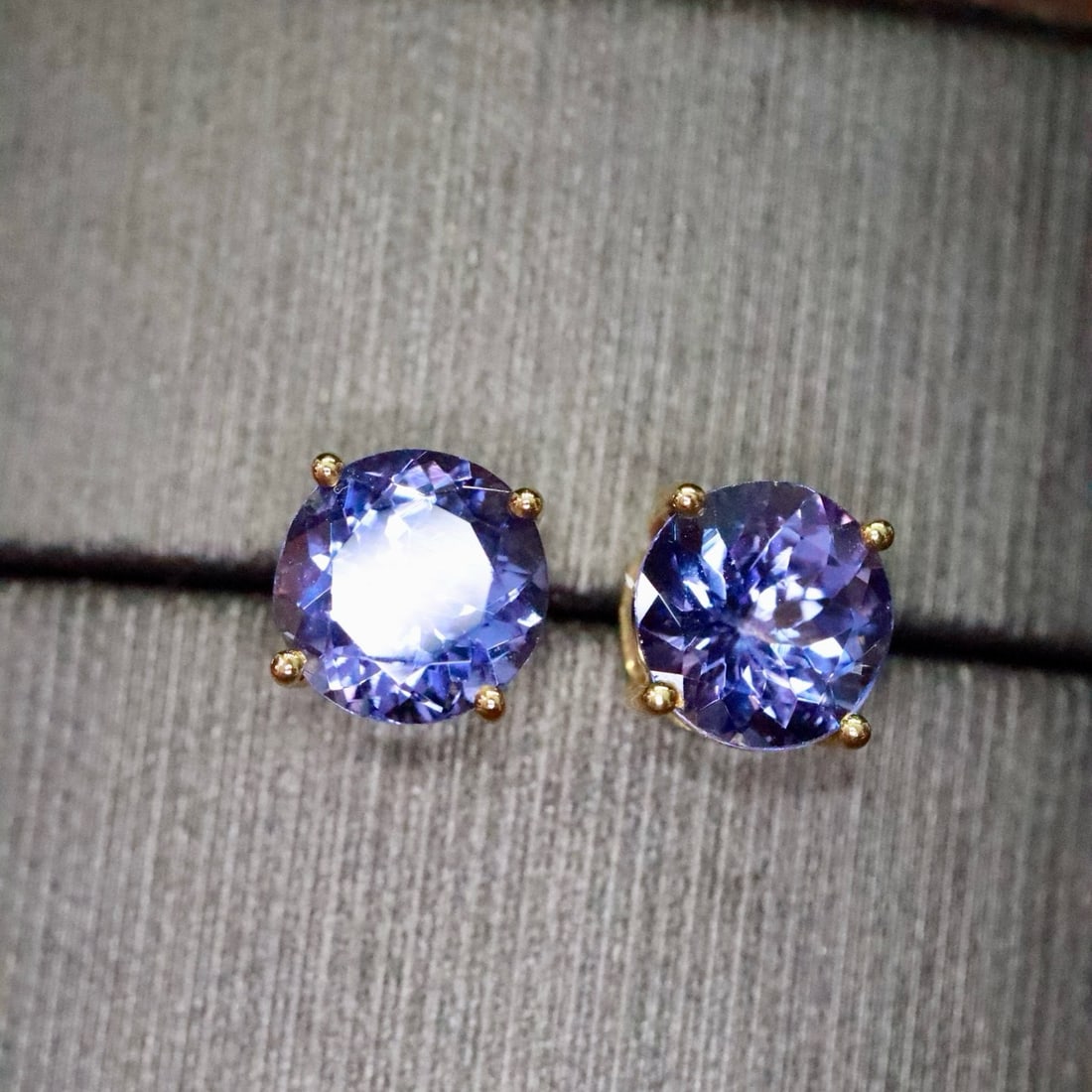 14k Gold 1.50 Ct Natural Tanzanite Earrings - 2