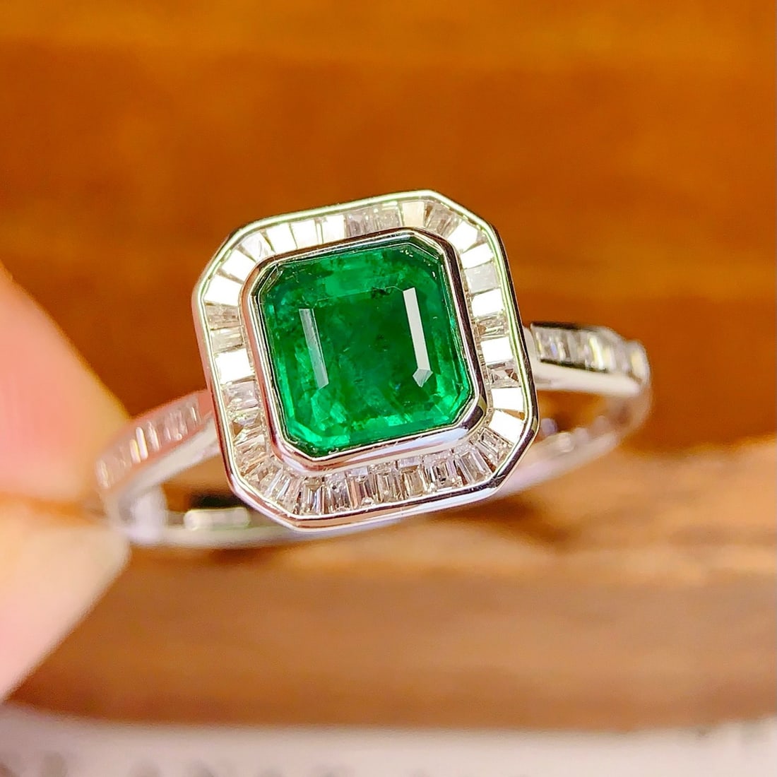 14k Gold 1.4 Ct Vivid Green Natural Emerald & Diamond Ring: Ref:231185252 // gold content:14k gold // ring size:7. 25us // // main gemstone:emerald // shape:octagonal // carat weight:1. 4ct // color:vivid green // treatment:natural // // adjacent gemstone 2 :