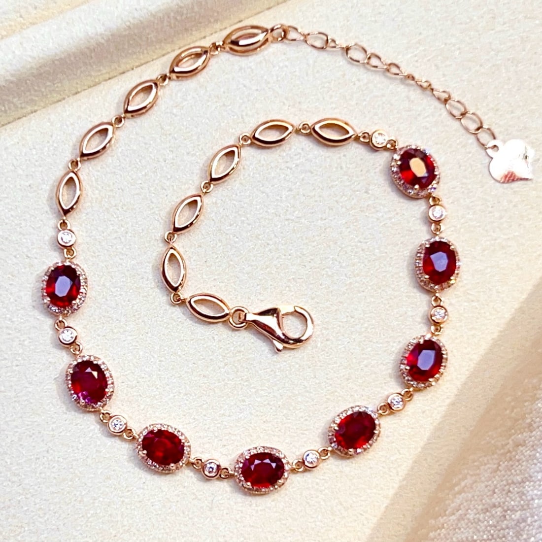 14k Gold 2.69 Ct Vivid Red Natural Ruby & Diamond Bracelet: Ref:231185253 // gold content:14k gold // main gemstone:ruby // shape:oval // carat weight:2. 69ct // color:vivid red // treatment:natural // // adjacent gemstone 2 : diamond // shape:round //