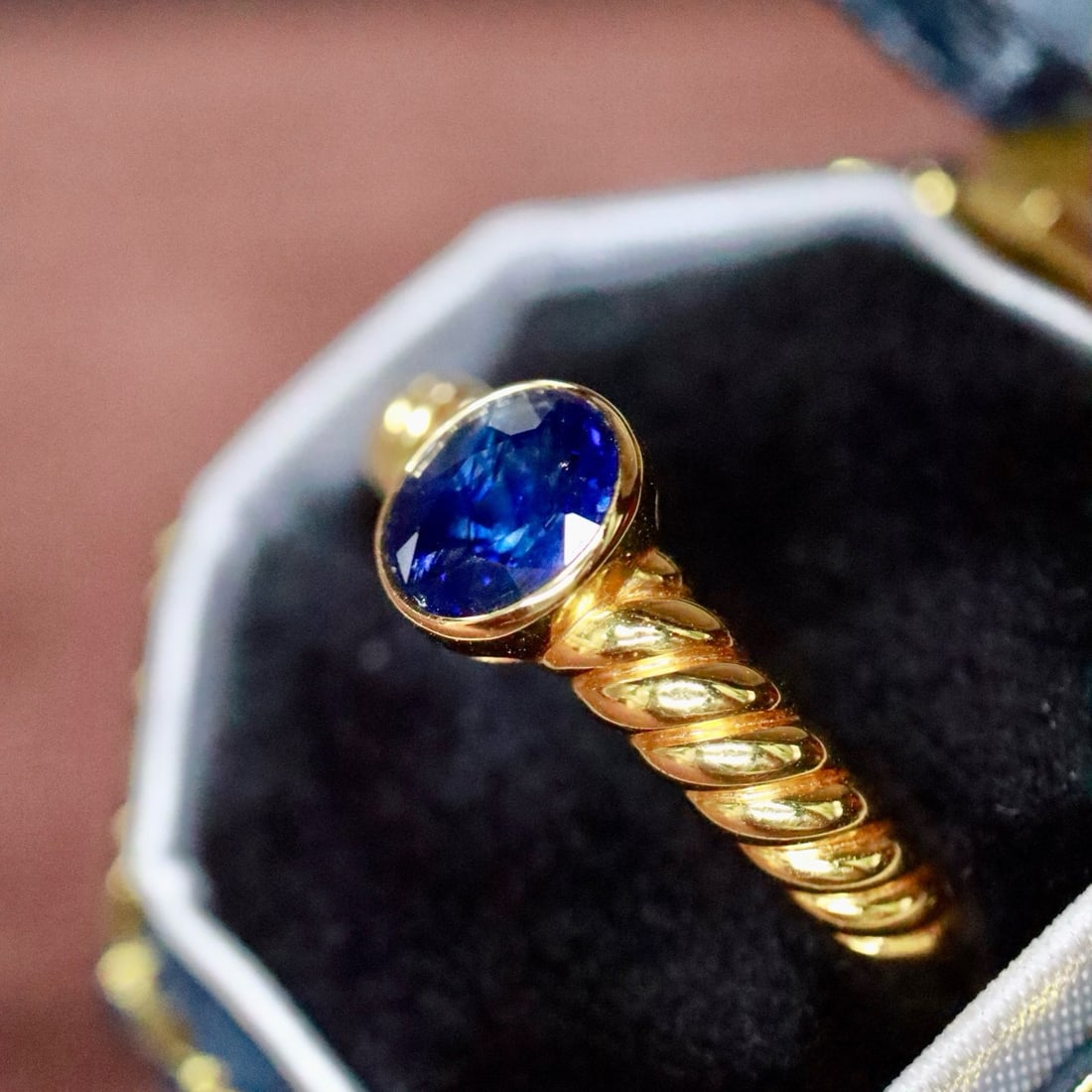 14k Gold 0.67 Ct Vivid Blue Natural Sapphire Ring - 2