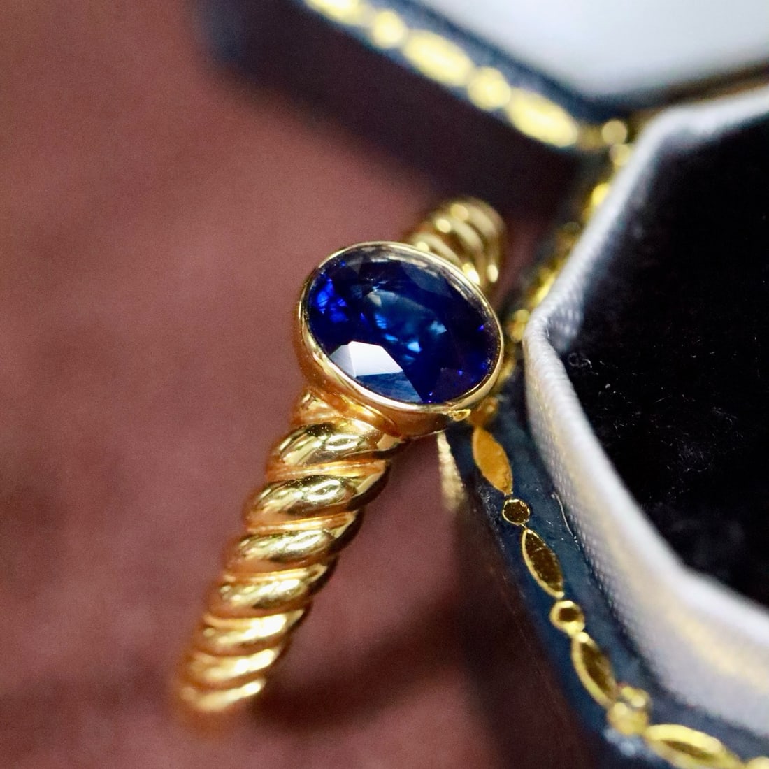 14k Gold 0.67 Ct Vivid Blue Natural Sapphire Ring - 3