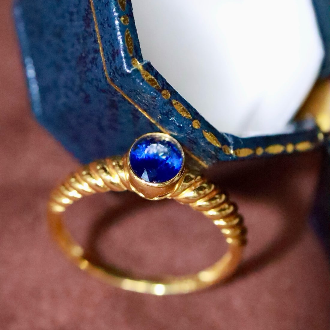 14k Gold 0.67 Ct Vivid Blue Natural Sapphire Ring - 4