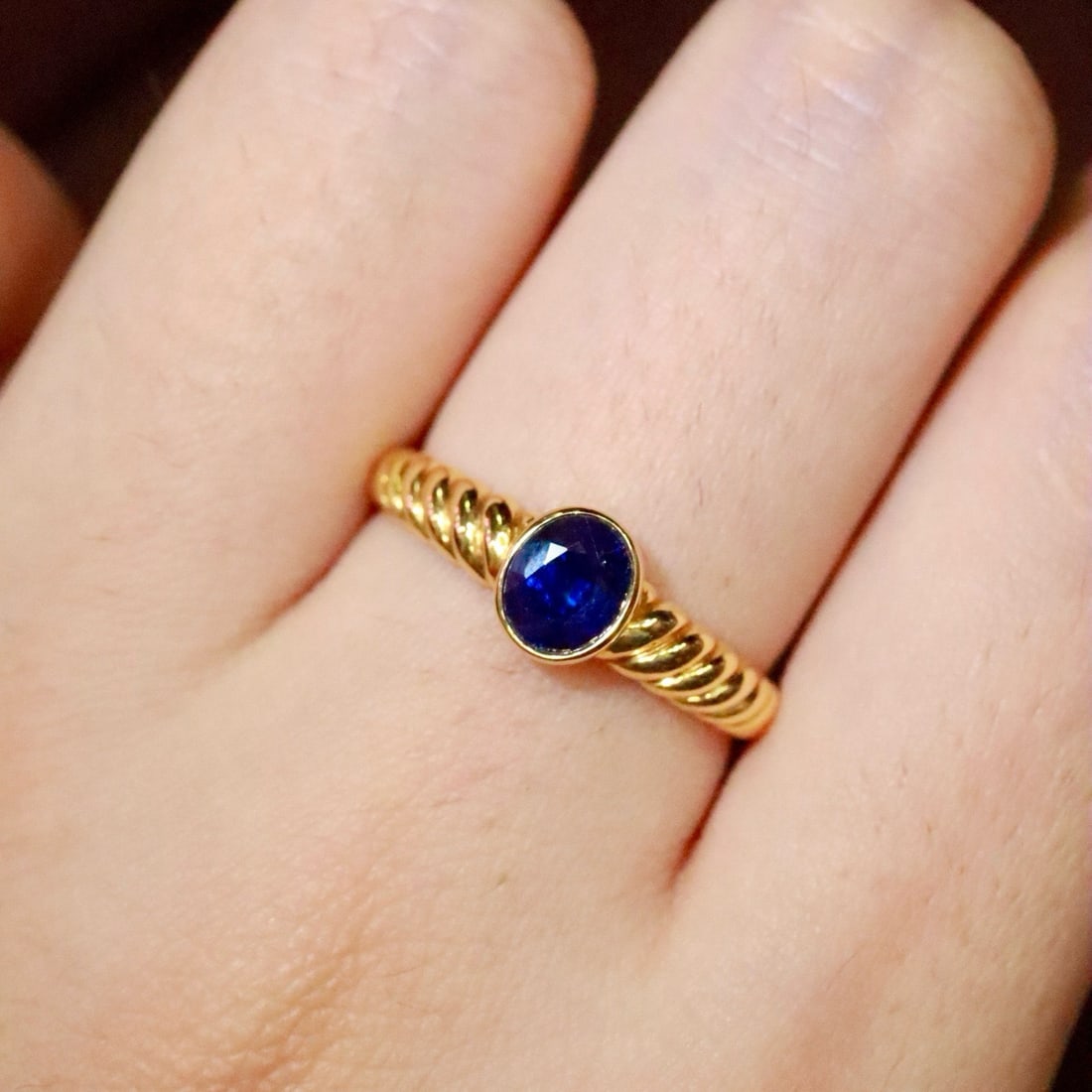 14k Gold 0.67 Ct Vivid Blue Natural Sapphire Ring - 5