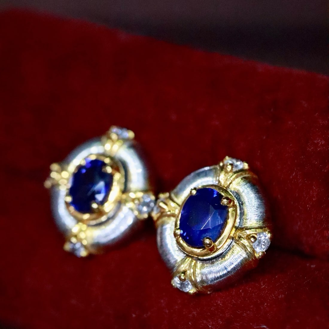 14k Gold 0.70 Ctw Vivid Blue Natural Sapphire & Diamond Earrings - 4