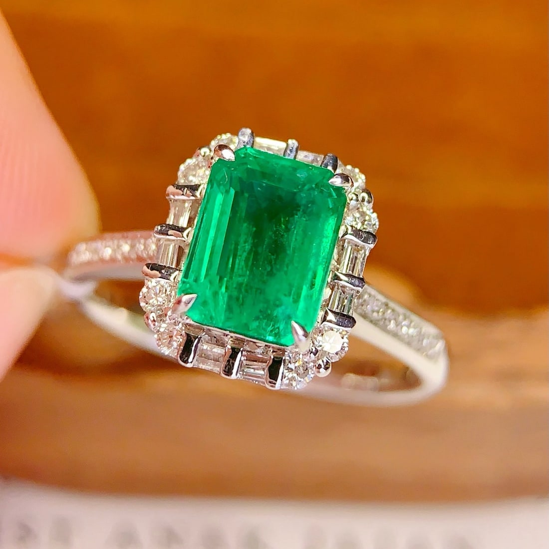 14k Gold 1.8 Ct Natural Emerald & Diamond Ring - 4