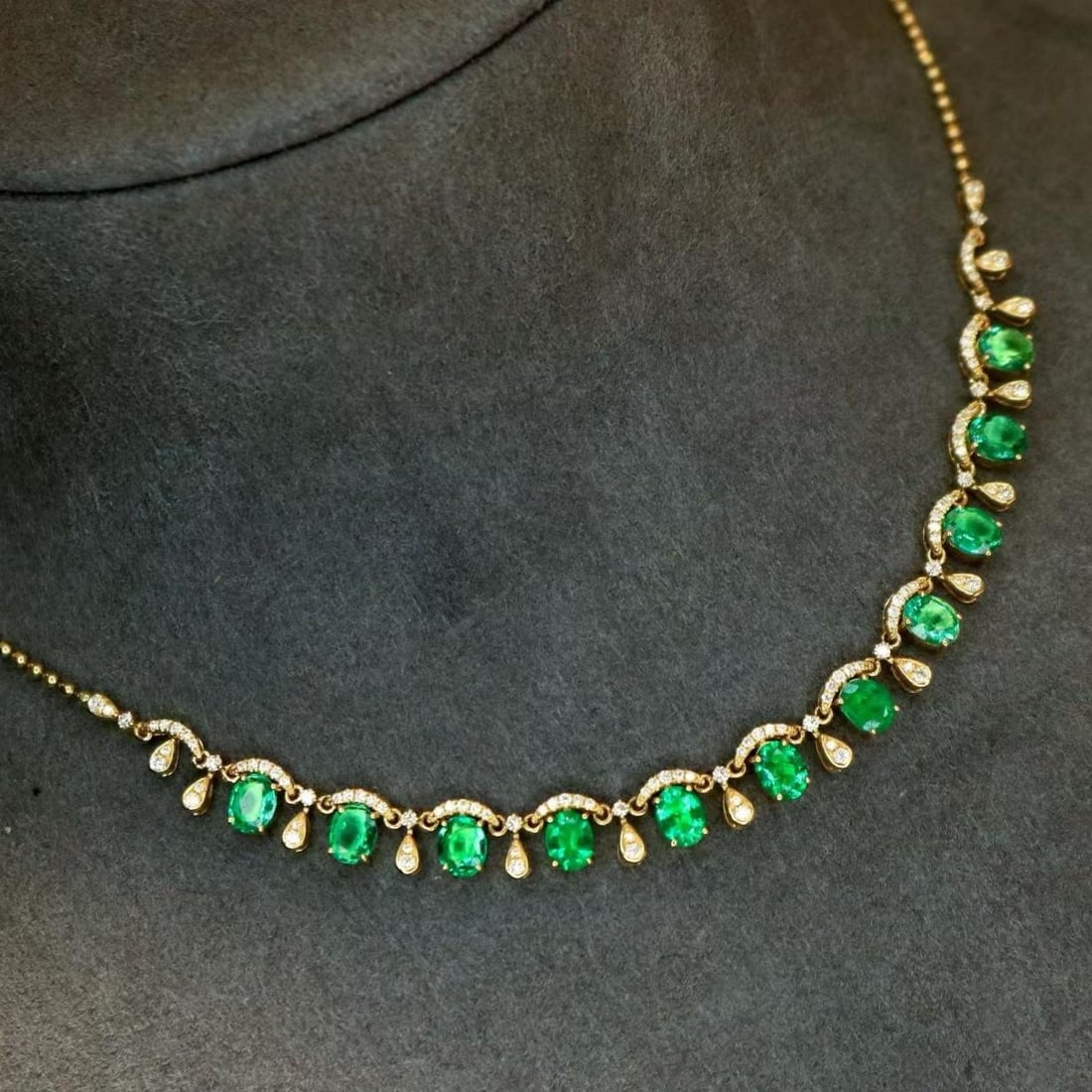 14k Gold 4.10 Ctw Natural Emerald & Diamond Necklace: Ref:231186001 // gold content:14k gold // main gemstone:emerald // shape:oval // carat weight:3. 55ct // color:green // treatment:natural // // adjacent gemstone 2 : diamond // shape:round // carat we