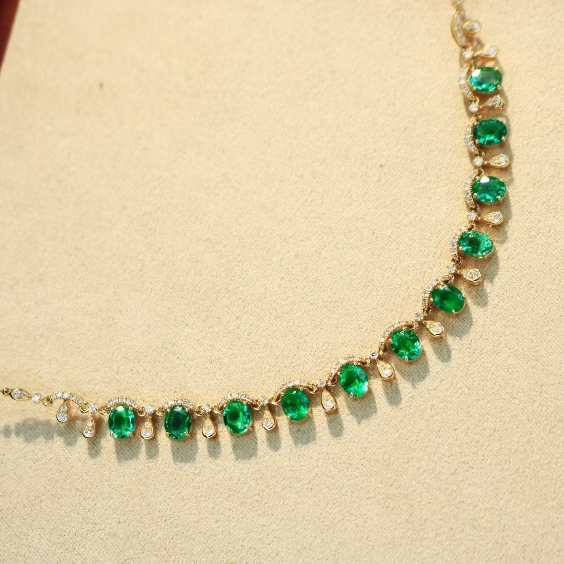 14k Gold 4.10 Ctw Natural Emerald & Diamond Necklace - 5