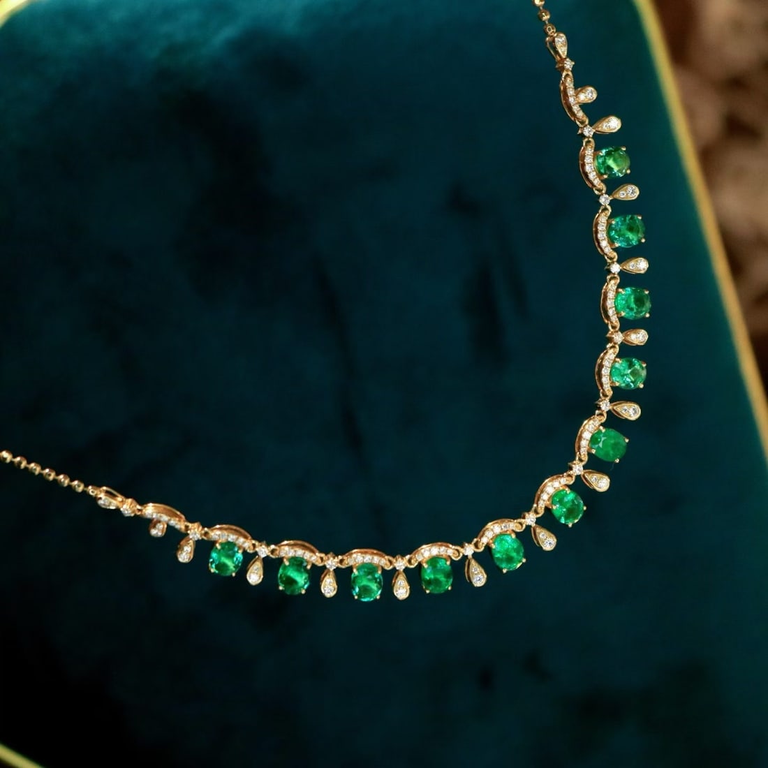 14k Gold 4.10 Ctw Natural Emerald & Diamond Necklace - 6