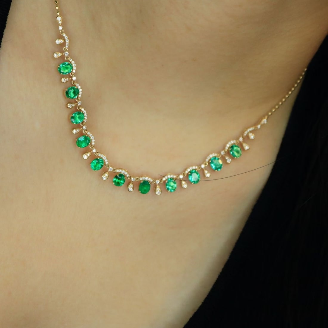 14k Gold 4.10 Ctw Natural Emerald & Diamond Necklace - 9
