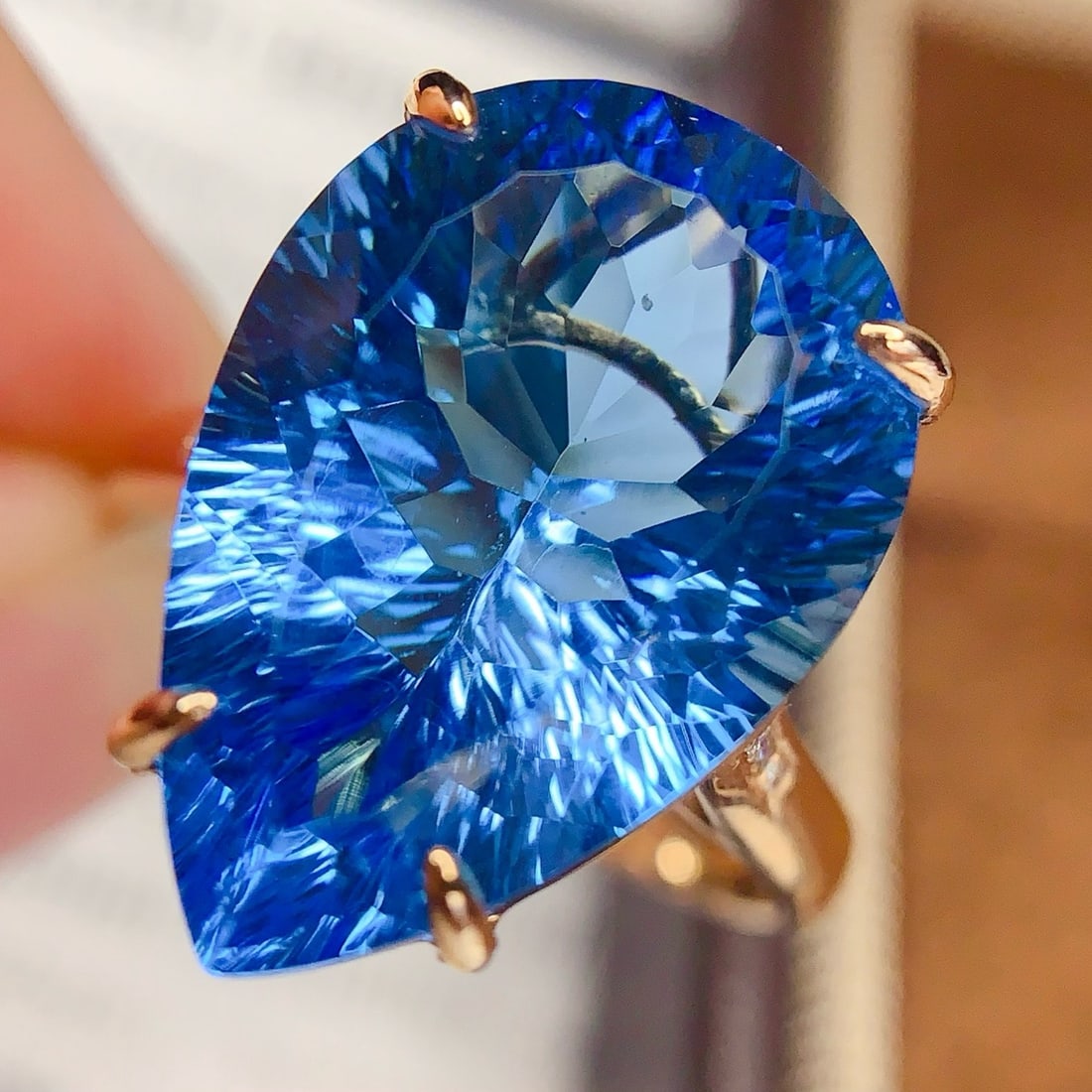 14k Gold 15.65 Ct Natural Topaz & Diamond Ring: Ref:231186015 // gold content:14k gold // ring size:7. 25us // // main gemstone:topaz // shape:pear // carat weight:15. 65ct // color:blue // treatment:natural // // adjacent gemstone 2 : diamond // n