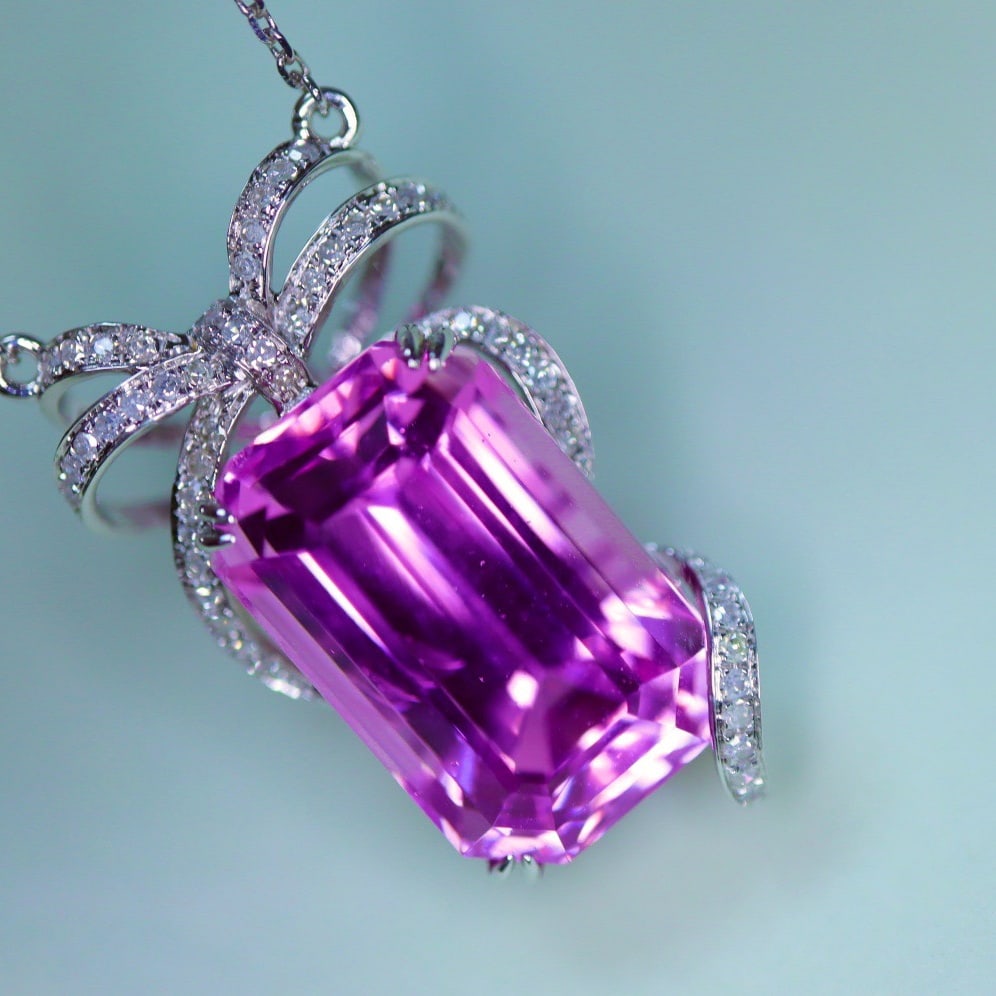 14k Gold 15.83 Ctw Natural Kunzite & Diamond Necklace: Ref:231186017 // gold content:14k gold // main gemstone:kunzite // shape:octagonal // carat weight:15. 58ct // color:pinkish purple // treatment:natural // // adjacent gemstone 2 : diamond //