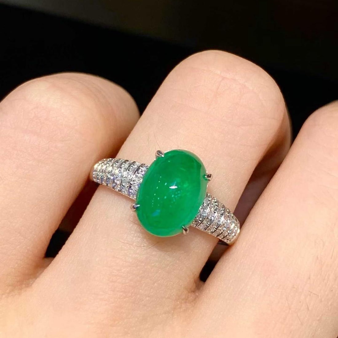 14k Gold 2.3 Ct Natural Emerald & Diamond Ring: Ref:231186029 // gold content:14k gold // ring size:7. 25us // // main gemstone:emerald // shape:oval // carat weight:2. 3ct // color:green // treatment:natural // // adjacent gemstone 2 : diamond //