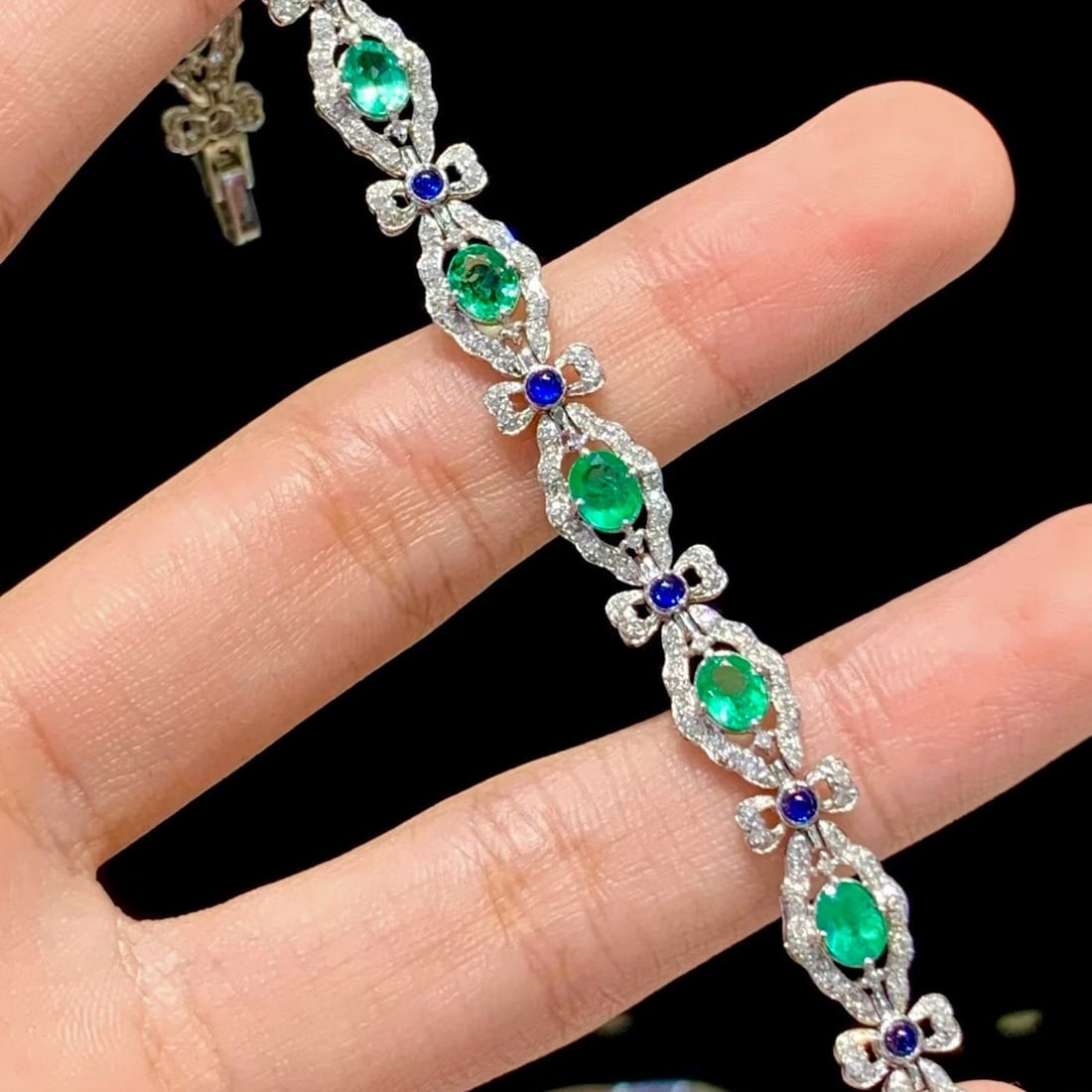 14k Gold 3 Ct Natural Emerald & Diamond & Sapphire Bracelet: Ref:231186032 // gold content:14k gold // main gemstone:emerald // shape:oval // carat weight:3ct // color:green // treatment:natural // // adjacent gemstone 2 : diamond // shape:round // clarity